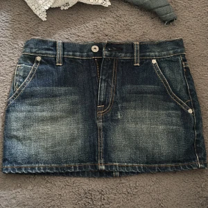 Jeans kjol - EXTREMT snygg Jeans kjol som tyvärr blivit för liten för mig. Midjemått 70 motsvarar ungefär XS