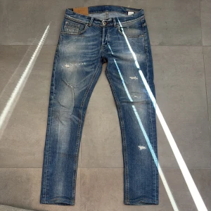 Dondup Jeans - Dondup Jeans utan nästan några defekter förutom ett fabrikshål som gått upp lite (bild 4) men märks knappt av vid användning och går att fixa ifall man vill. 73cm innebenslängd 44cm i midjan 