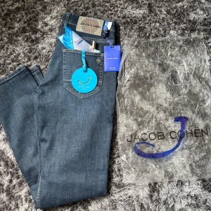 HELT NYA Limited edition Jacob Cohën - Väldigt sällsynta tvär feta limited edition Jacob Cohen jeans i modellen Nicolas som inte tillverkas längre. Storlek 32/32.