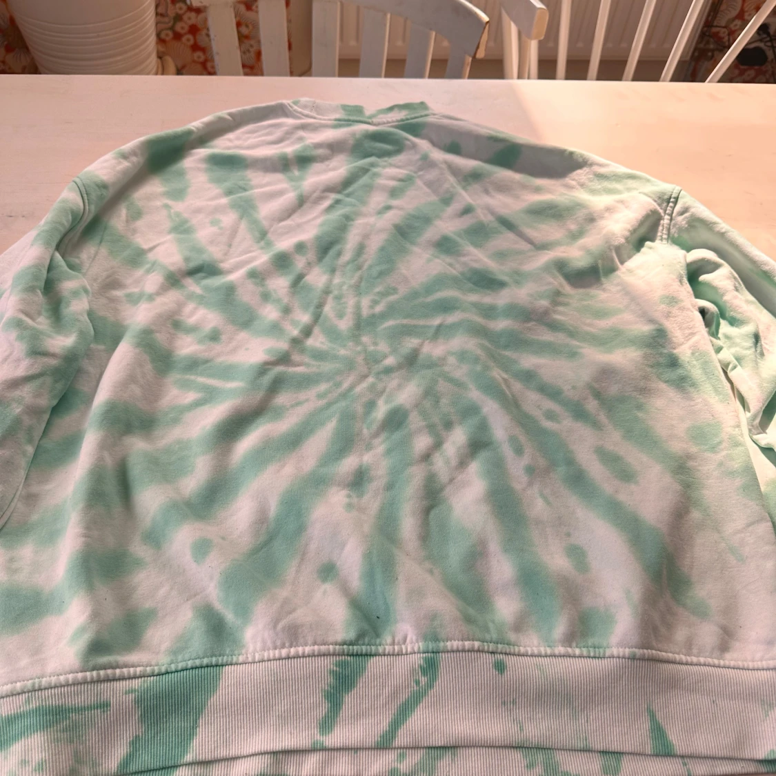 Grön tie-dye sweatshirt från H&M Divided - 1