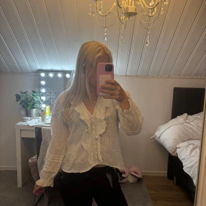 Vit Zara blus - Säljer denna jättesnygga vita blusen från Zara med snygga detaljer då den tyvärr inte kommer till användning❤️