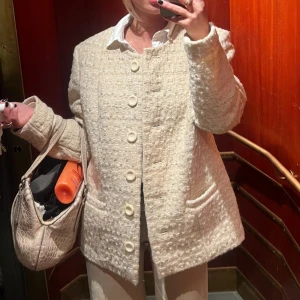 Beige kavajjacka  - Säljer en beige kavajjacka med grov struktur och stora knappar framtill. Jackan har två fickor, rak passform 🥰