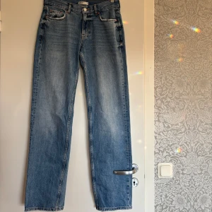 Blå raka jeans från Gina tricot  - Klassiska blå jeans från Gina. Low waist med raka ben.  