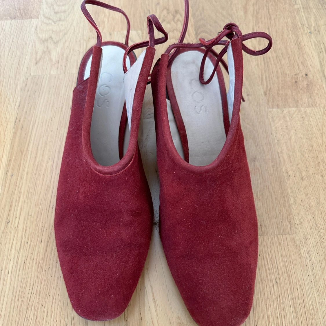 Vinröda mocka klackskor från COS - 3