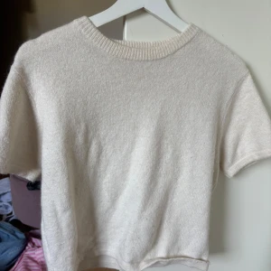 Vit stickad kortärmad tröja - vit kortärmad stickad tröja från Gina Tricot. Säljer då den inte längre kommer till användning. Den använd men inga defekter förekommer.💗