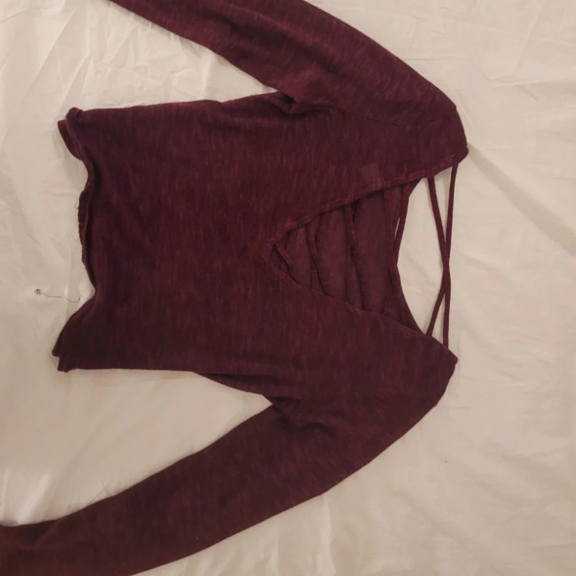 Vinröd croppad topp med snörning - 2