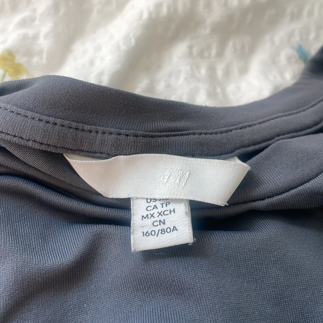 Mörkgrå tight t-shirt från H&M - 3