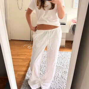 Vita lågmidjade linnebyxor  - Säljer ett par vita linnebyxor som tyvärr är för långa för mig. Storleken är S men skulle säga att de passar både XS och M om man har relativt långa ben. 