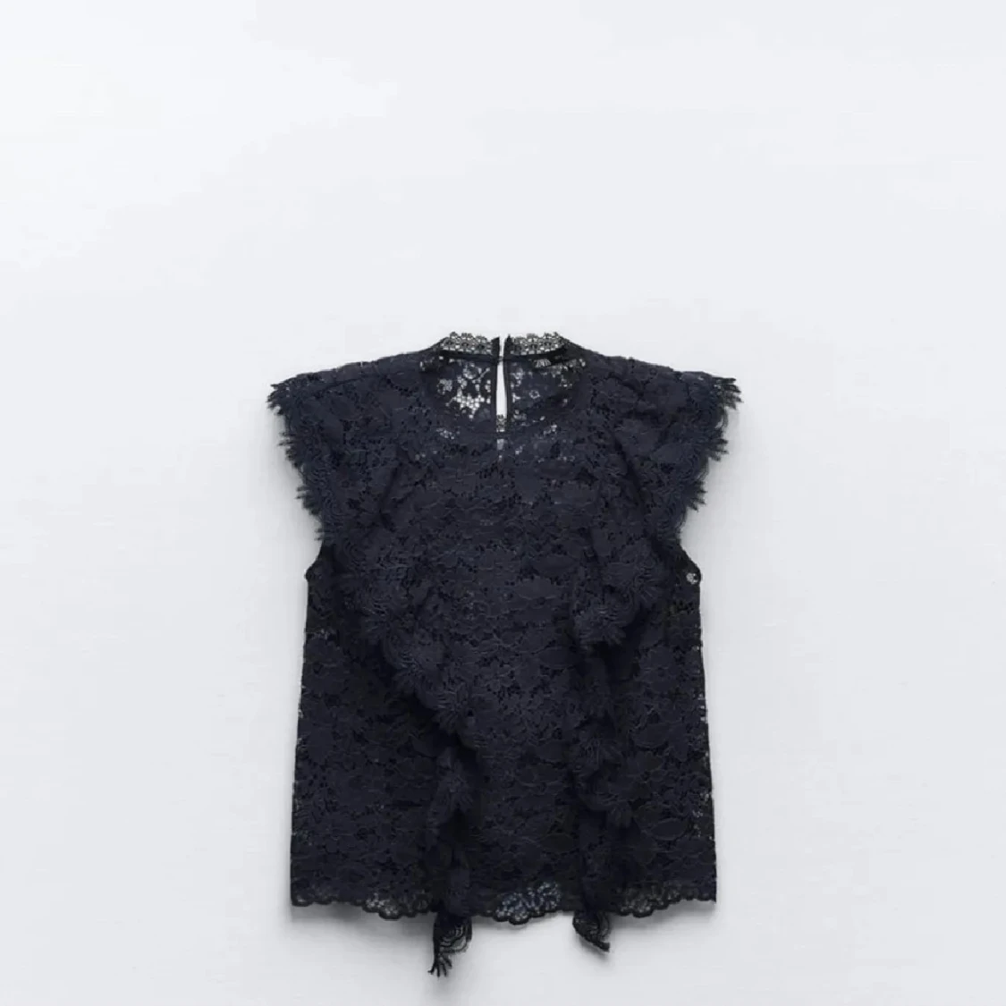 Mörkblå spetsblus med volang - 1