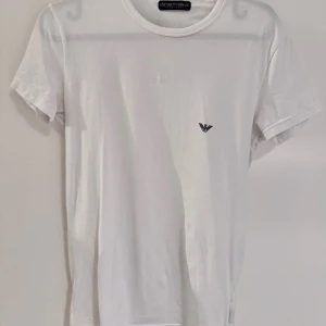 Armani T-Shirt Slim Premium - T shirt från Armani med otroligt skönt material, strechigt. Slim modell storlek S. Använd max 5 gånger.