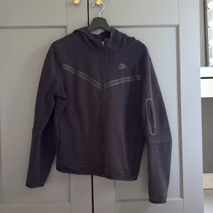 Svart hoodie från Nike - Säljer min nike tech för den används inte längre.