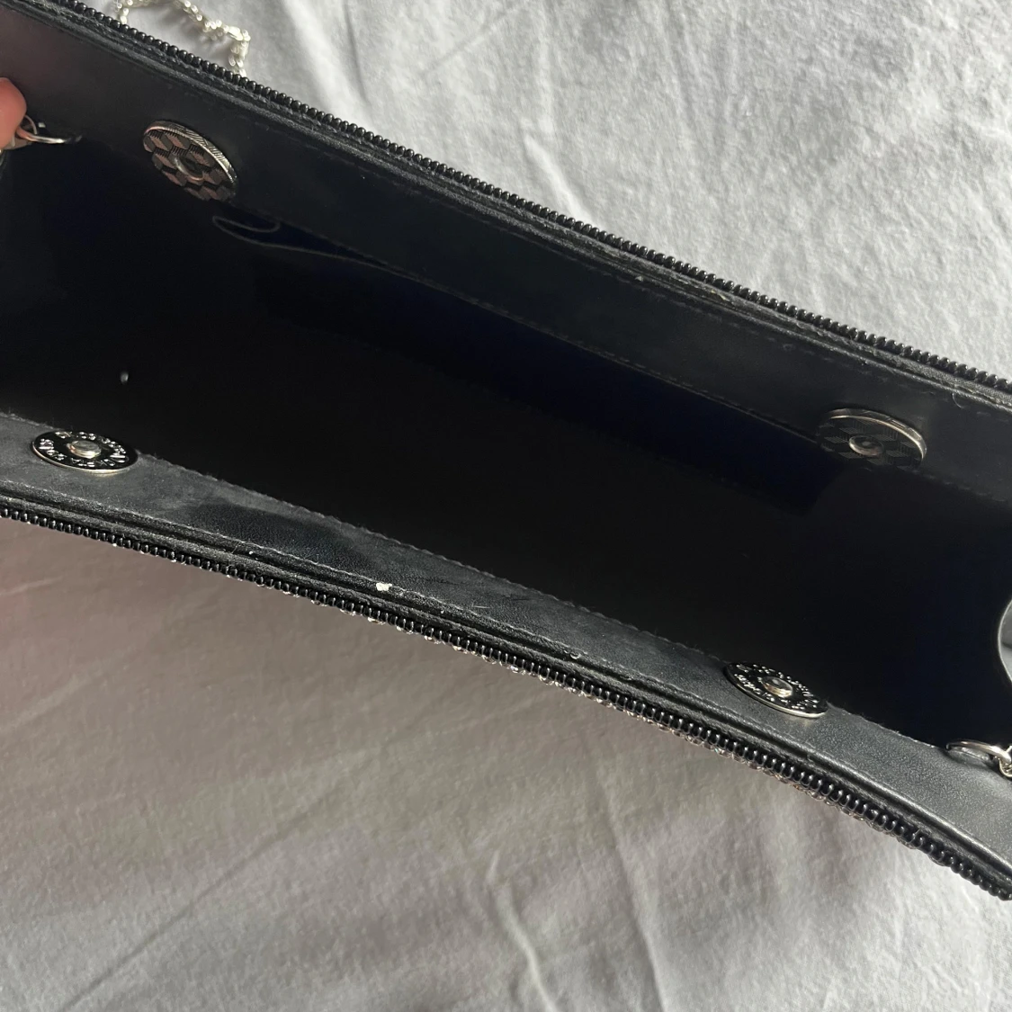 Svart kuvertväska med pärlor och kedja - 3