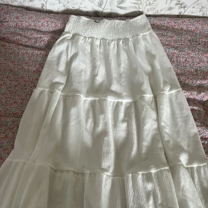 Vit lång kjol - Vit kjol från Lager 157. Använd 1 gång, men är en superfin sommar kjol när det är lite kyligare ute💗 storlek 160 passar dig som bär xs/s🩷