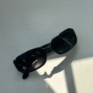 Svarta solglasögon från Gucci - Säljer mina svarta solglasögon från Gucci köpta på 90-talet. Finns inga defekter på solglasögonen däremot har fodralet försvunnit genom åren.