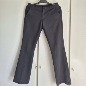 Bik bok kostymbyxor  - Svarta kostymbyxor köpta från Bik bok i modellen Vera, lågmidjade boot cut❣️väldigt bra skick ❣️nypris:499kr 