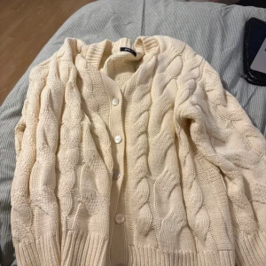 Gina Tricot kabelstickad kofta gul - Mysig kabelstickad kofta från Gina Tricot i en ljusgul färg. Använd 2 ggr. 