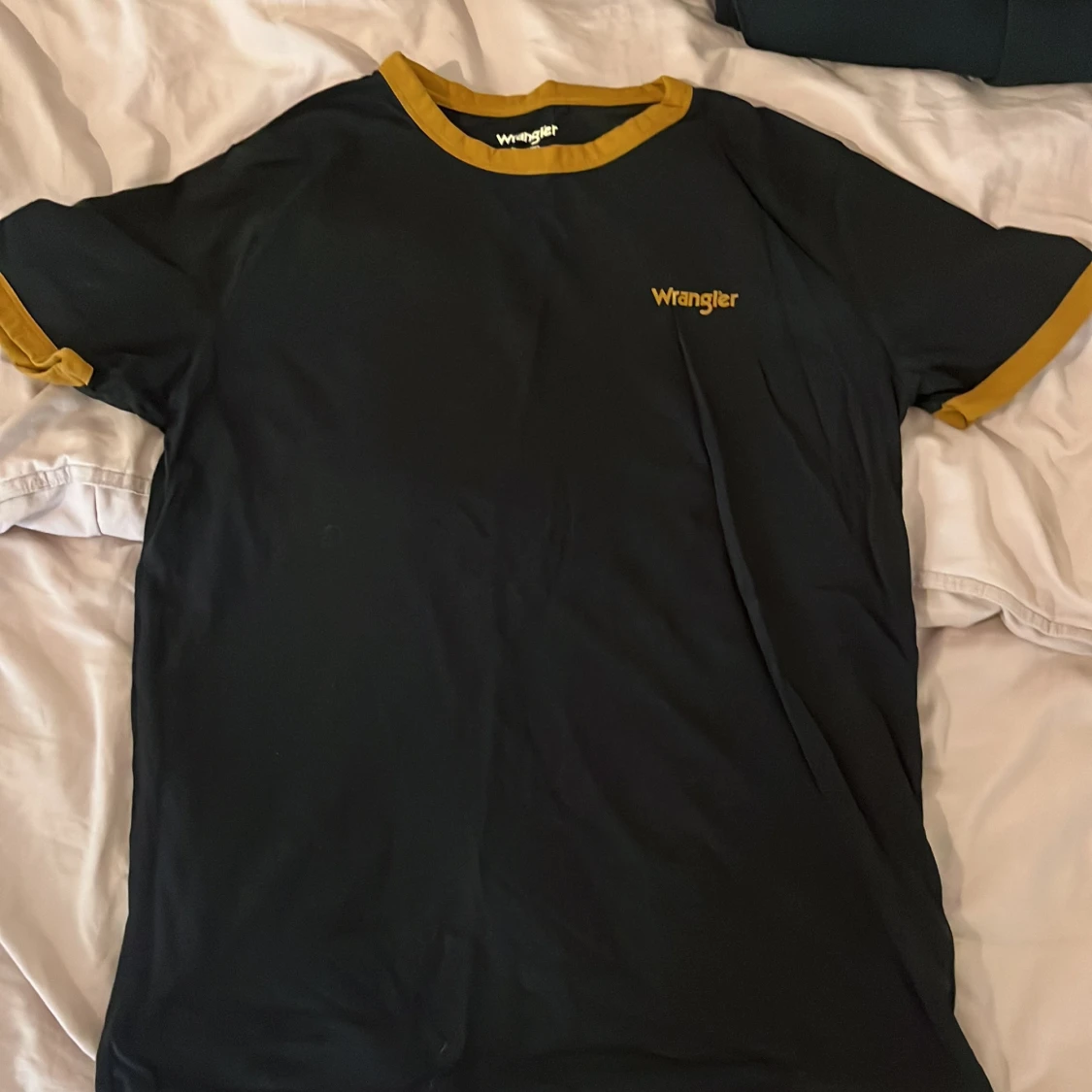 Svart Wrangler t-shirt med senapsgula detaljer