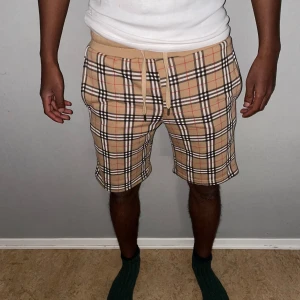 Burberry shorts storlek S - Storlek S på burberry shortsen. Fin replika med grym kvalitet. Pris: 850:-. Först till kvarn 