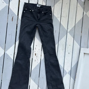 Svarta bootcut jeans från 157 XXS - Snygga svarta jeans från 157 i modellen Low Boot, storlek XXS med full längd. Jeansen har klassisk femficksdesign, låg midja och bootcut-ben som ger en schysst siluett. Materialet är mjukt denim och färgen är mörkt svart, perfekt till sneakers eller boots.