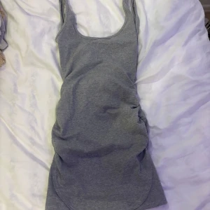 Öppenrygg klänning - Har såndär scrunch på sidorna och är aldrig använd💗