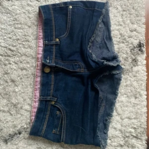 Mörkblå lowwaist mini jeansshorts - Snygga low waist mini jeansshorts i strl 40, midja:40. Kommer fler unika jeansshorts o kjolar så följ!!