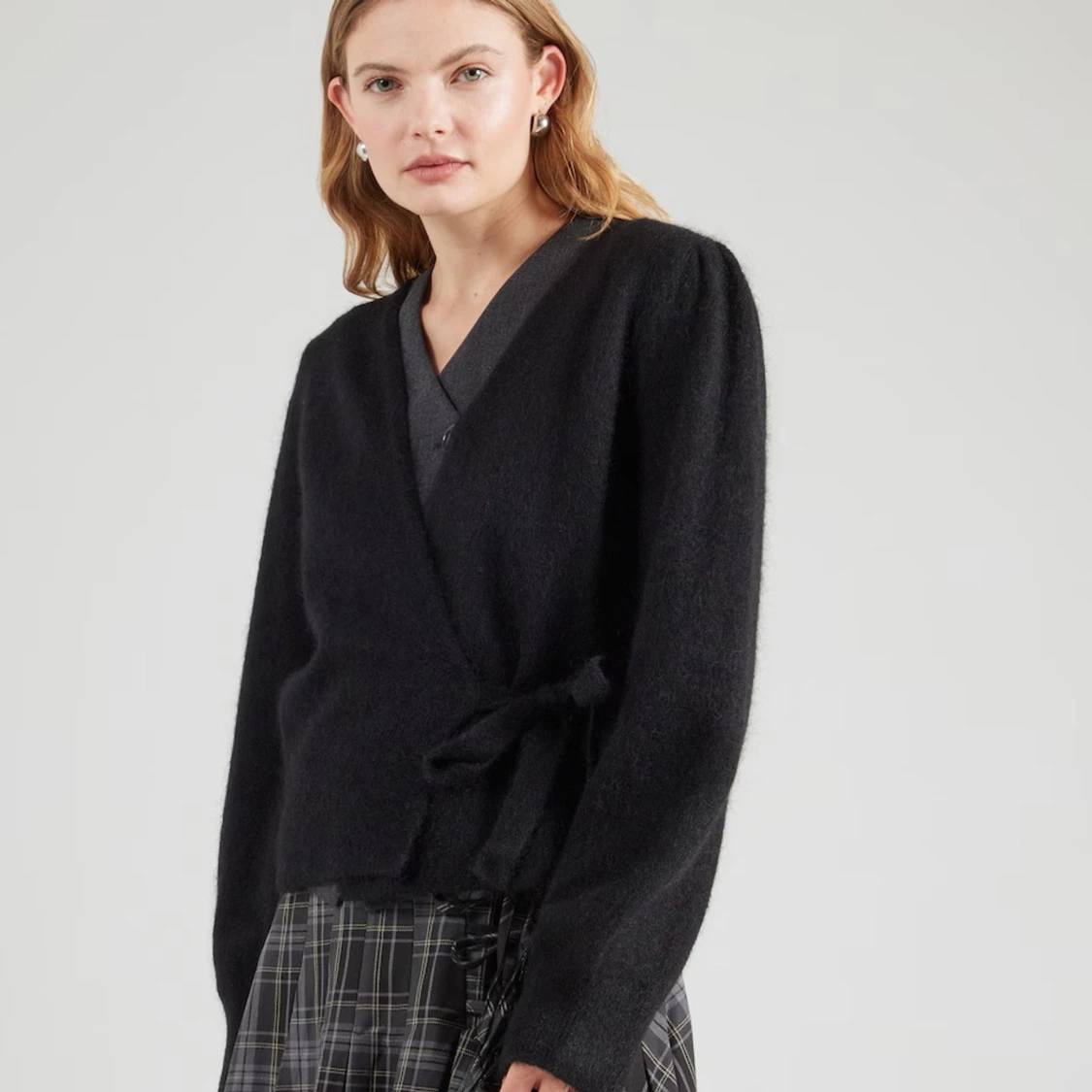 Svart omlottkofta från &Other Stories - 1