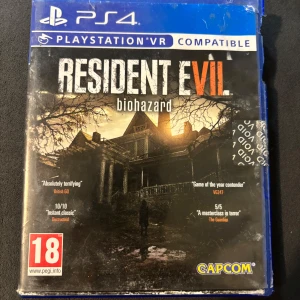Resident Evil 7: Biohazard - Upplev skräck på riktigt med Resident Evil 7: Biohazard till PS4! Utforska ett kusligt hus, lös mysterier och överlev galna faror. Perfekt för dig som gillar spänning, VR och intensiva berättelser. Rekommenderas från 18 år.