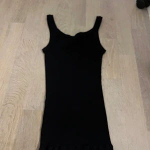 Svart ribbat linne ifrån intimissmi - Säljer en svart ribbad topp från intimissimi i storlek S. 