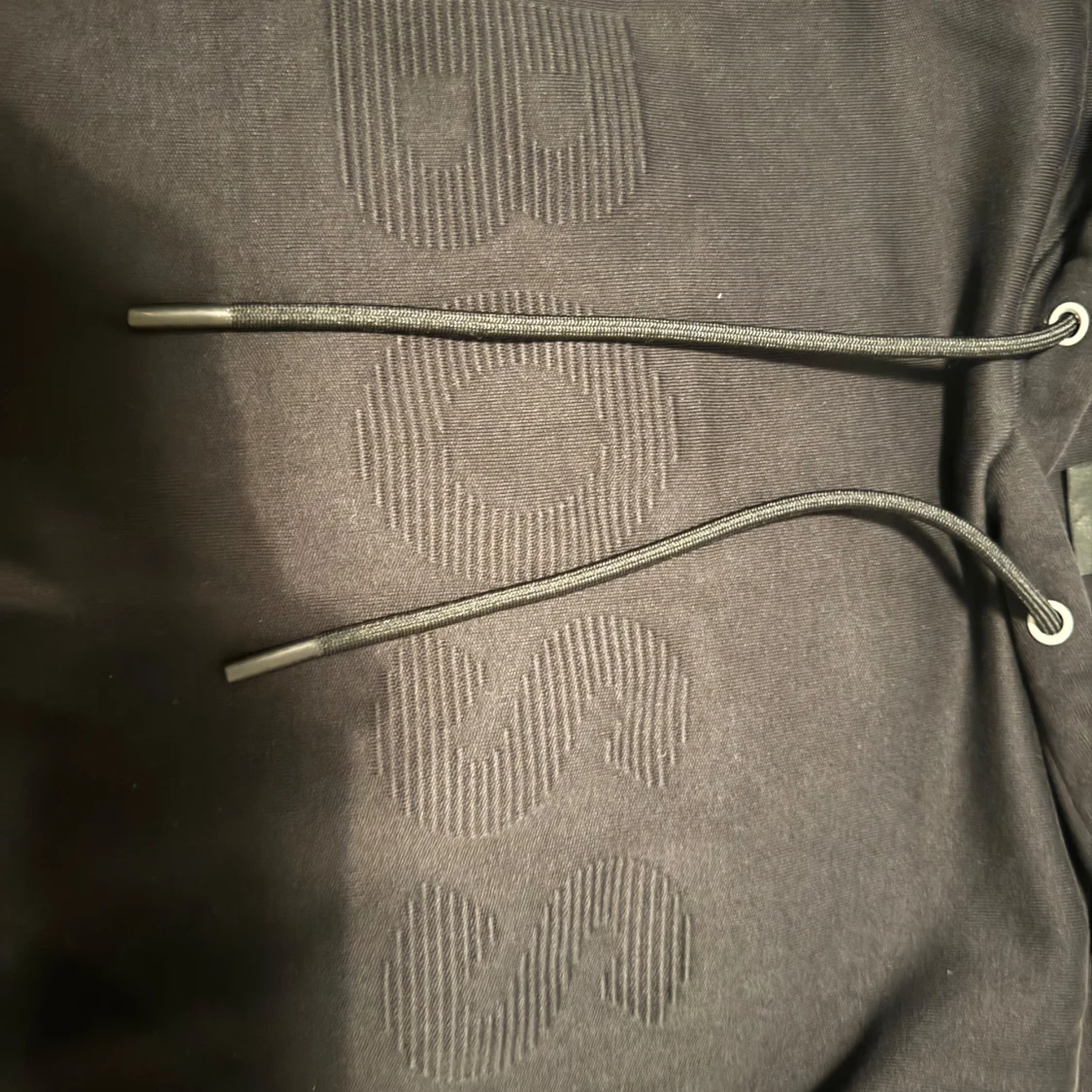 Svart hoodie från BOSS med logga - 1