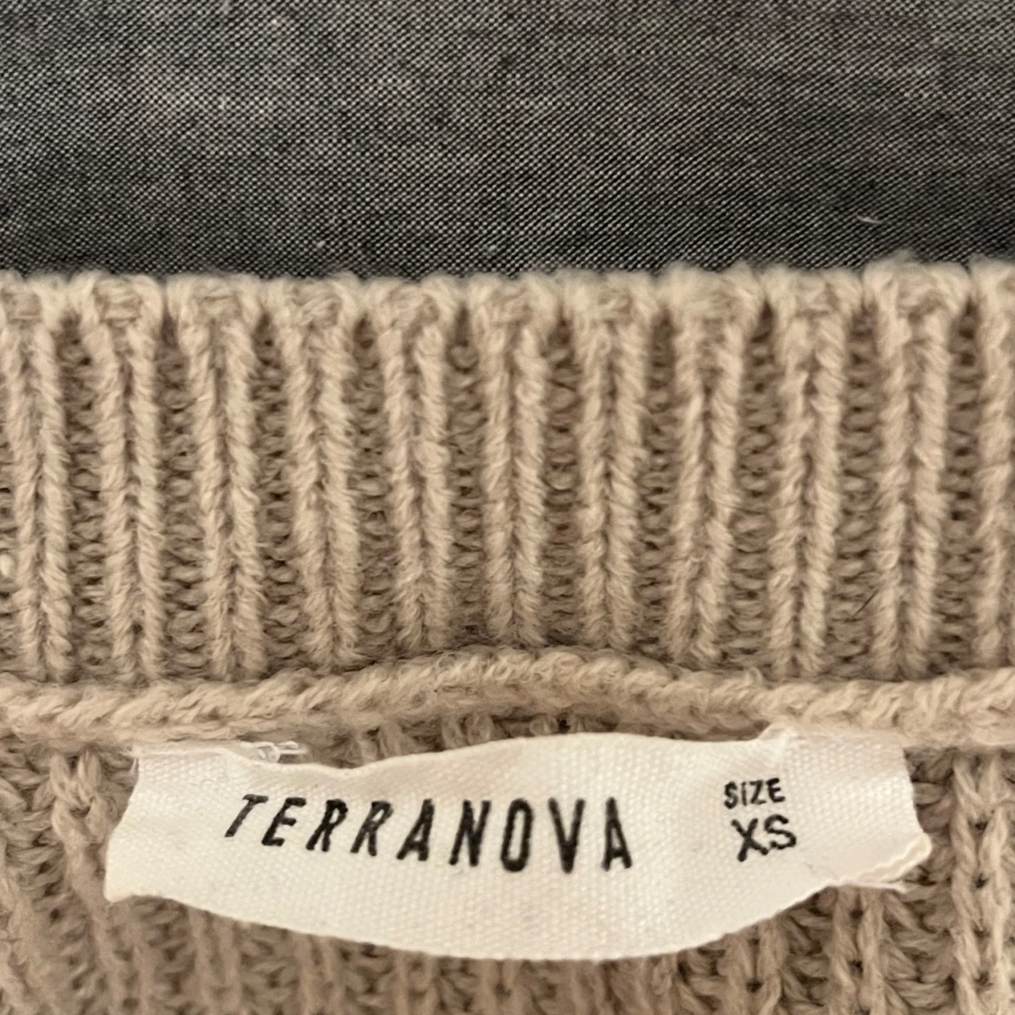 Stickad tröja med v-ringning - 1