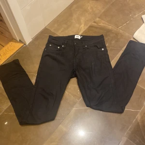 Svarta Jeans - Tja! Säljer nu dessa riktigt snygga svarta jeansen från lager 157 som påminner mycket om replay jeans och sitter tajt och snyggt nypris (500kr) skriv om minsta lilla fundering!