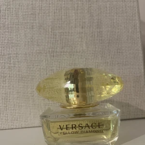 Versace - Yellow Diamond 50 ml - Se på på bild för mängd kvar. 💛 Har tyvärr inte originalförpackningen kvar!  Toppnoter:  Citron, Päronsorbet, Bergamott, Neroli  Hjärta:  Apelsinblomma, Fresia, Lotus, Mimosa  Bas: Amber, Palo Santo trä, Mysk  Nypris: kicks - 1055kr