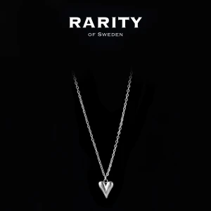 Heart Necklace - Silver: Silverhalsband med hjärthänge  - Snyggt halsband i silver från Rarity of Sweden med ett stilrent hjärthänge. Kedjan är tunn och elegant, perfekt för att ge din look en personlig touch. Hängsmycket har en modern, polerad finish och passar dig som gillar minimalistisk design.