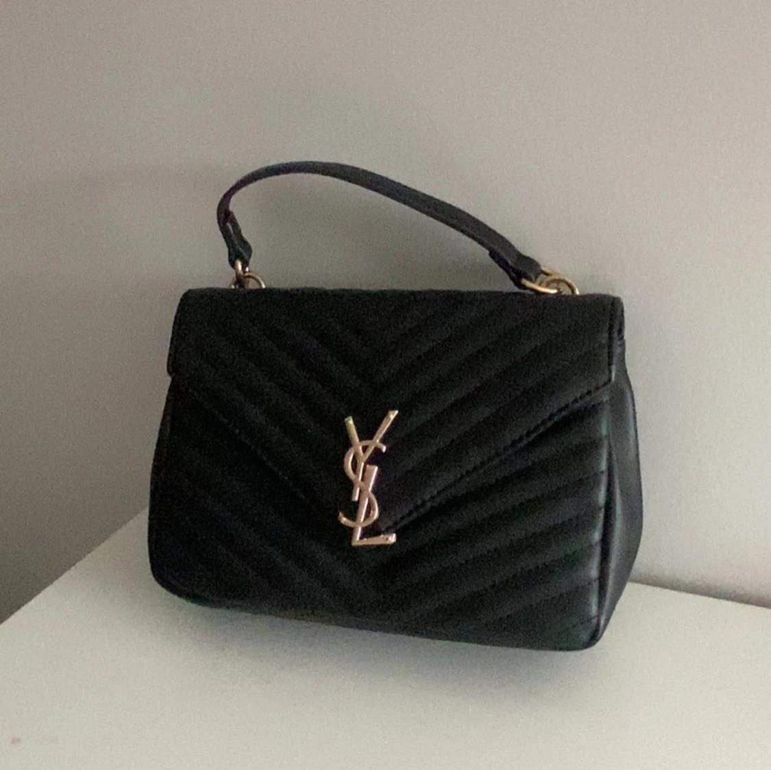 Svart quiltad YSL handväska i skinn