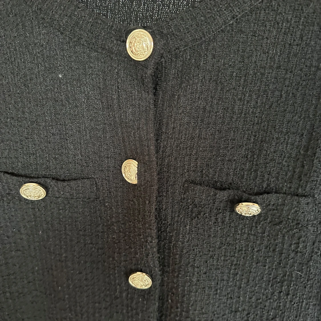 Svart kofta med guldknappar  - 3