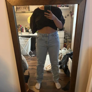 Levi's 501 ljusblå jeans straight fit -  Levi's 501 jeans i ljusblå denim. De har hög midja, raka ben och femficksmodell. Jeansen är väldigt bra skick och har den ikoniska läderpatchen bak. 