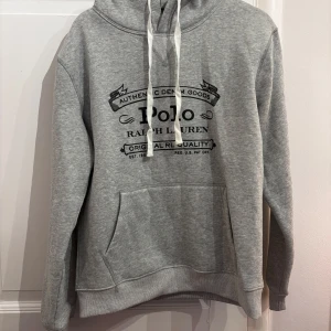 Ralph Lauren hoodie - Unik grå Ralph Lauren hoodie! Storlek M passar även S. Skick 10/10. Fraktar inom 24 timmar. Fråga på!