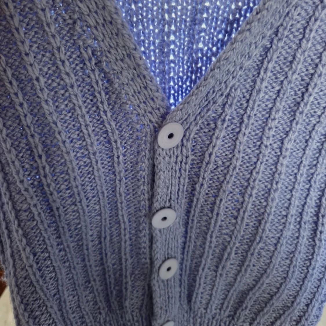 Grå ribbstickad kofta med knappar - 2