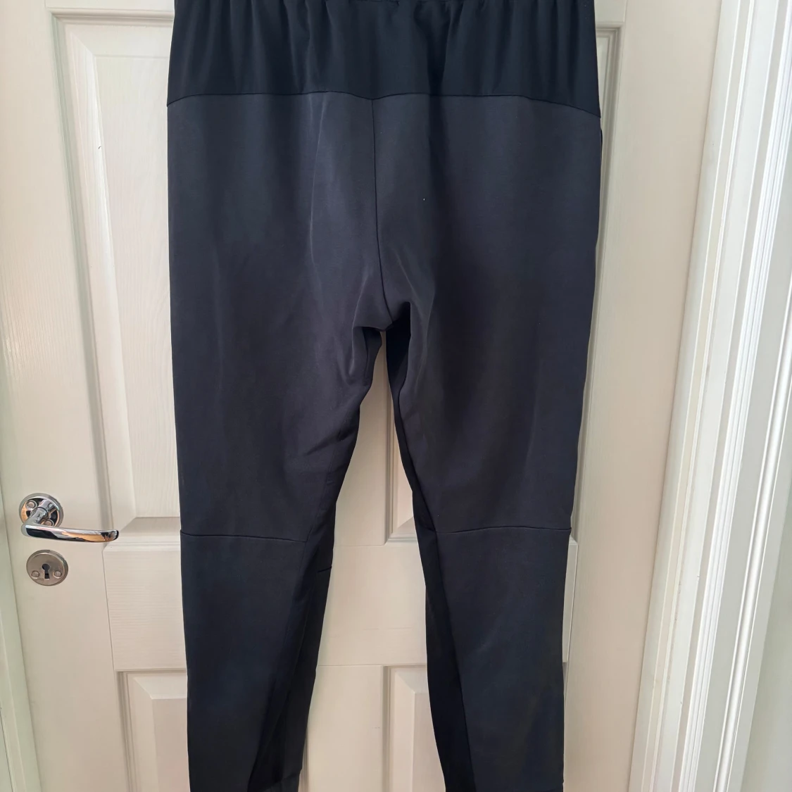 Svarta Adidas mjukisbyxor med logga - 1