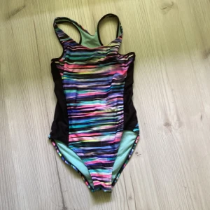 Randig baddräkt från H&M  - Baddräkt från h&m i storlek 134/140