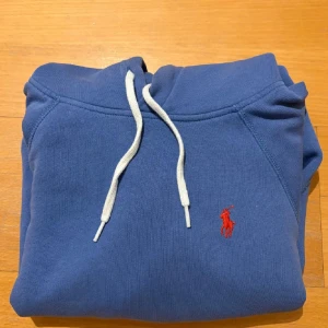 Blå hoodie från Polo Ralph Lauren - Blå hoodie från Polo Ralph Lauren med storlek xs funderingar eller frågar kring tröjan bara att kontakta😀