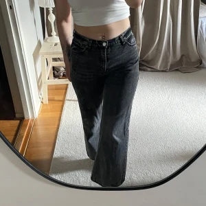 Mörkgråa jeans  - Mörkgråa, straight jeans från Monki. Hyfsat korta, passar den som är 160cm eller kortare. 