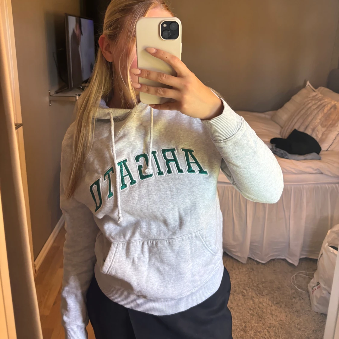 Grå hoodie Axel Arigato med grön text