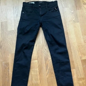 Svarta Replay anbass  - Svarta replay anbass jeans i väldigt bra skick utan defekter. Skriv vid frågor eller liknande!