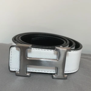 Hermes bälte  - Säljer detta riktigt feta vita Hermes bältet som är sprillans nytt aldrig ens testad! Hål görare och ett mystery armband ingår! Kontakta via funderingar!