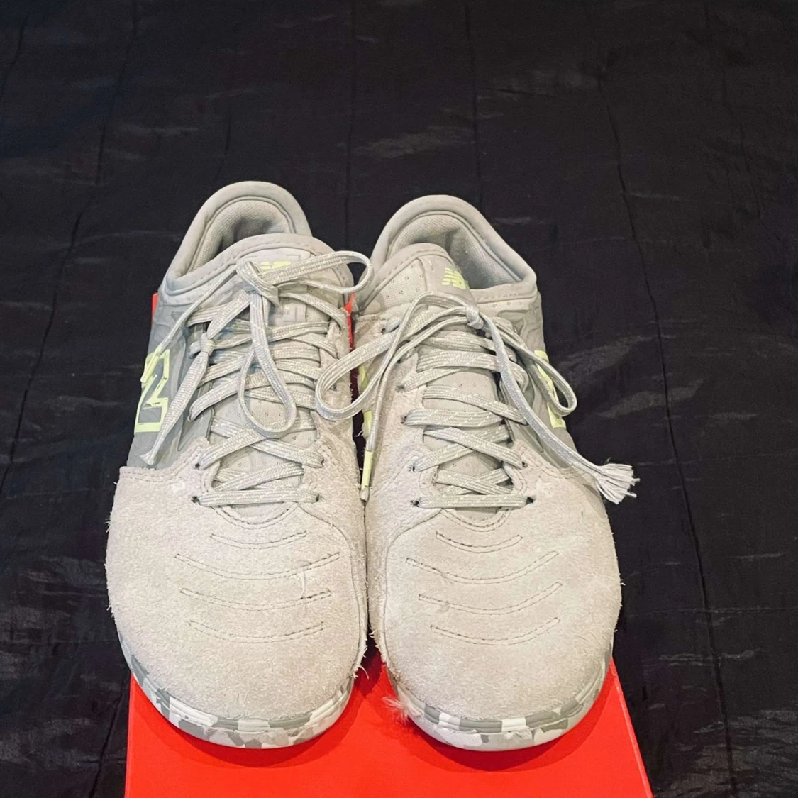 Gråa New Balance Audazo träningsskor/futsal skor - 1