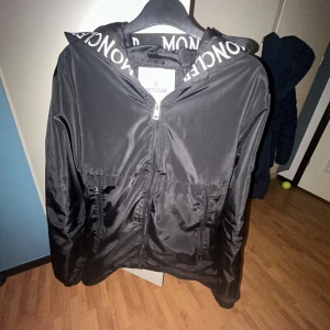 Svart Moncler Windreaker - Svart Moncler windbreaker