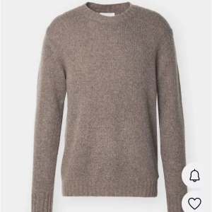 Brun stickad tröja från NN07 - Brun stickad tröja från NN07 med rund hals och långa ärmar. 100% ull. Nypris runt 2000. Knappt använd. 