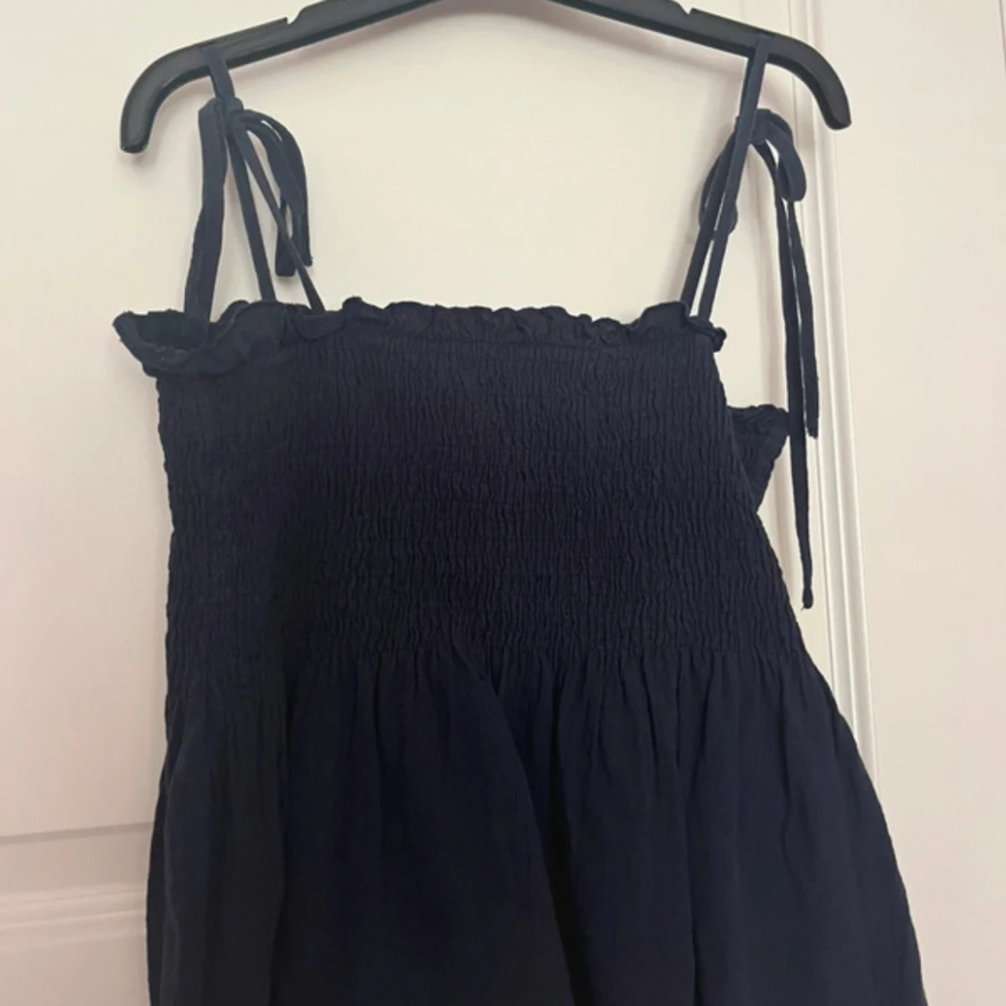 Mörkblå smockad linnetopp med knyt - 1