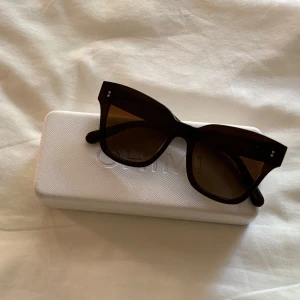 CHIMI solglasögon brown 07 - Snygga solglasögon från CHIMI i brown modell 07. Köpta från Plick förra året, fick fodralet trasigt på insidan (se sista bilden, tyvärr inget jag kan göra något åt) men solglasögon är i mycket bra skick!